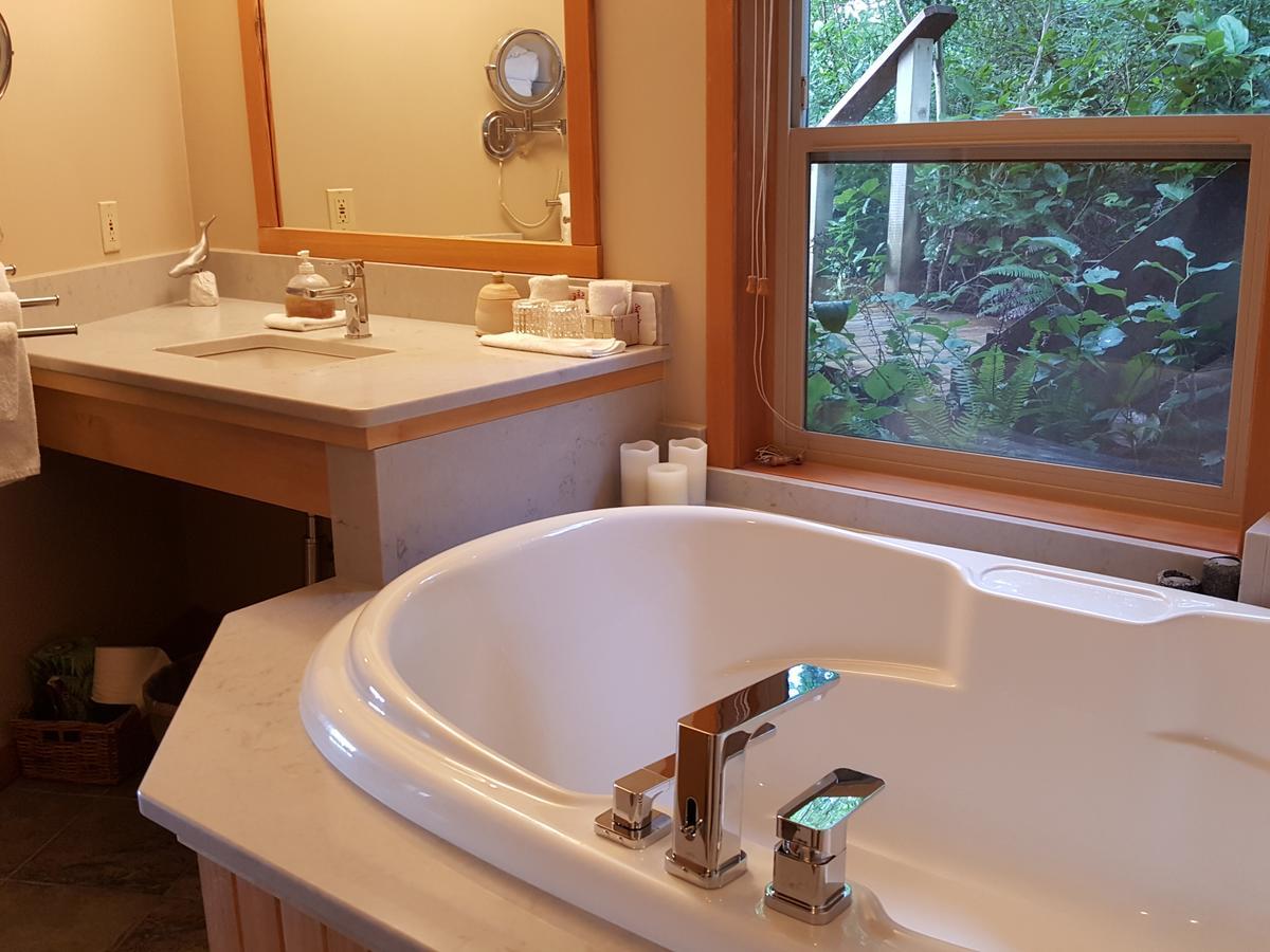 Reef Point Oceanfront Bed And Breakfast Ucluelet Extérieur photo