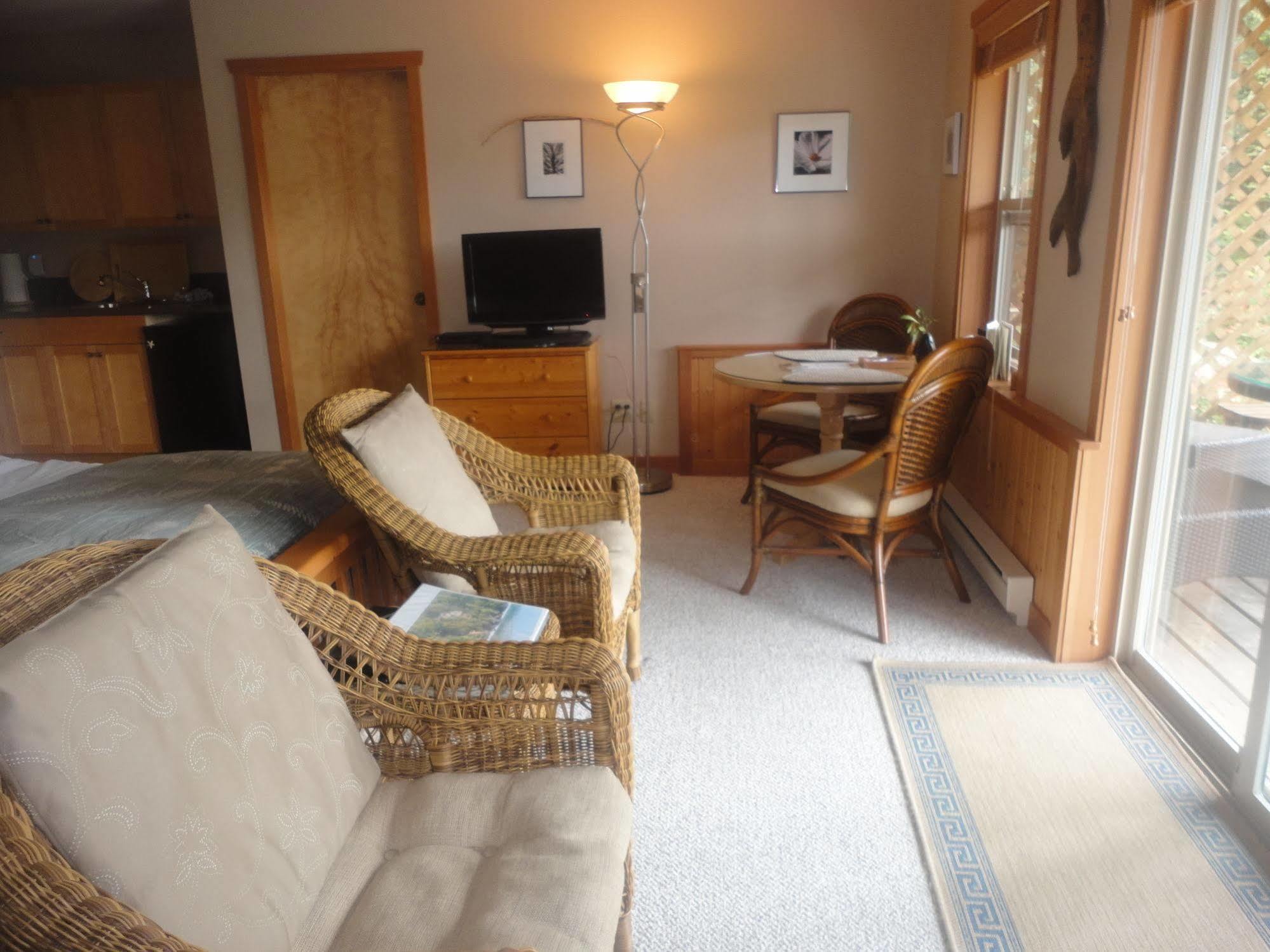Reef Point Oceanfront Bed And Breakfast Ucluelet Extérieur photo
