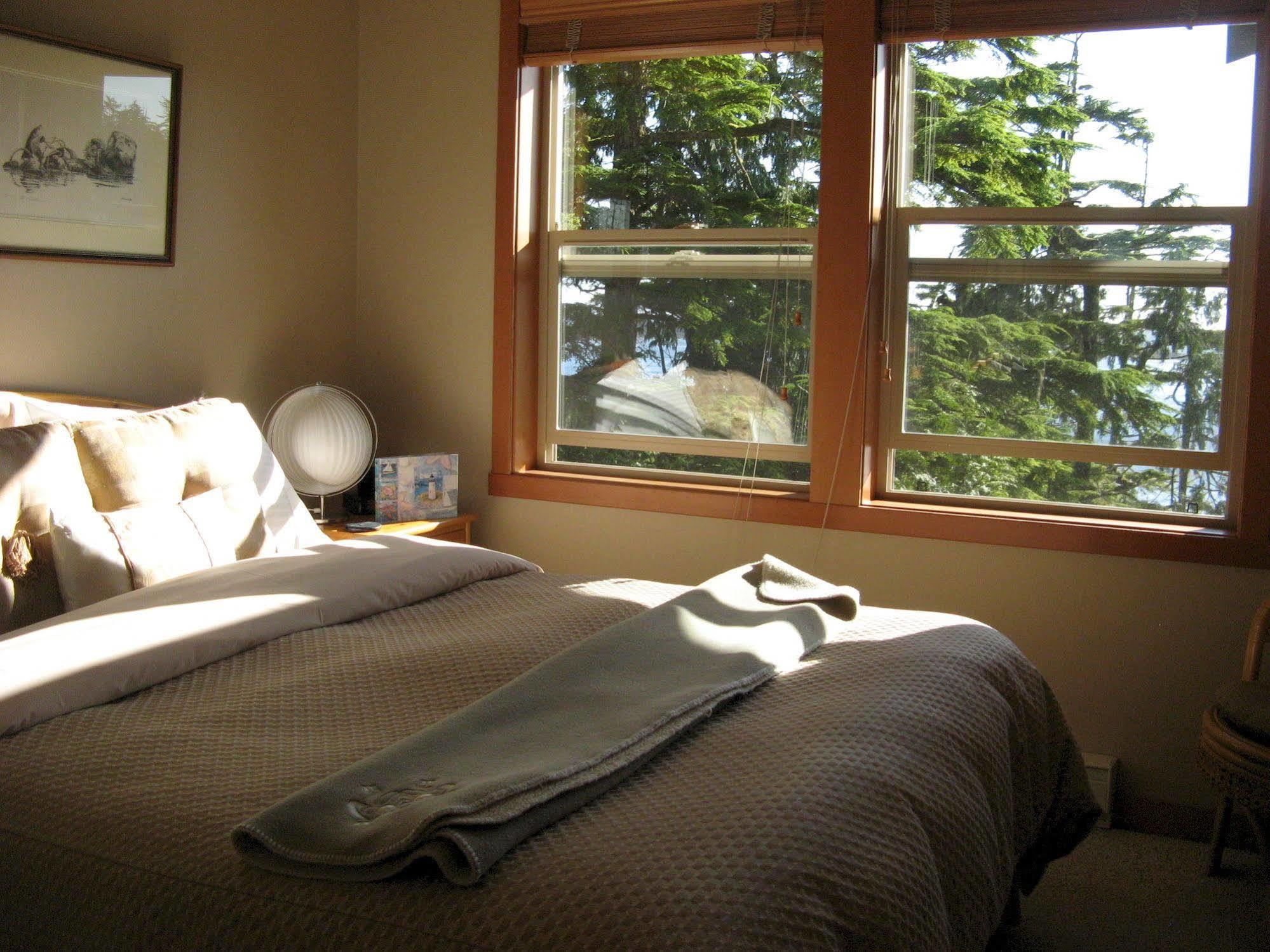 Reef Point Oceanfront Bed And Breakfast Ucluelet Extérieur photo