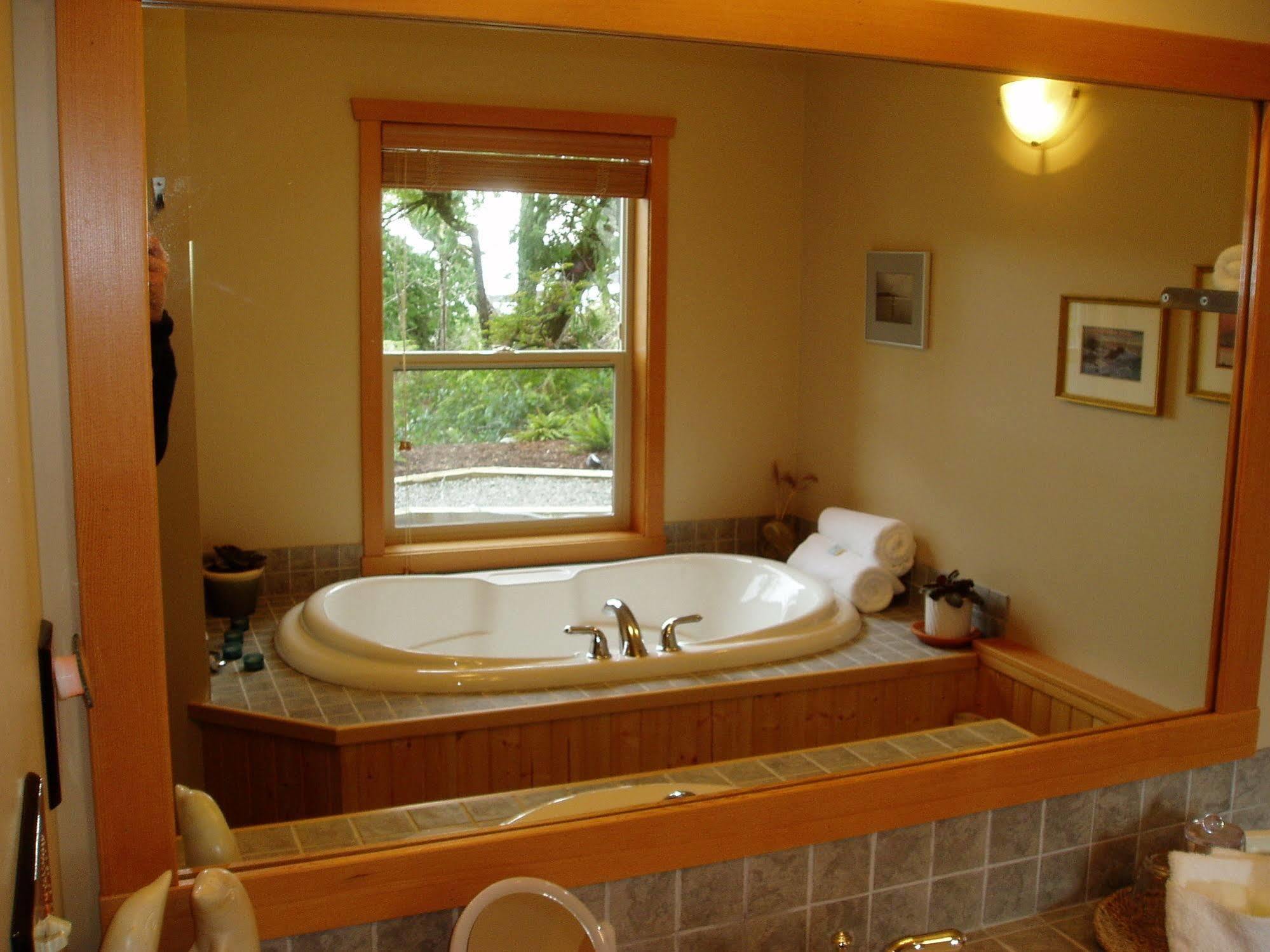 Reef Point Oceanfront Bed And Breakfast Ucluelet Extérieur photo